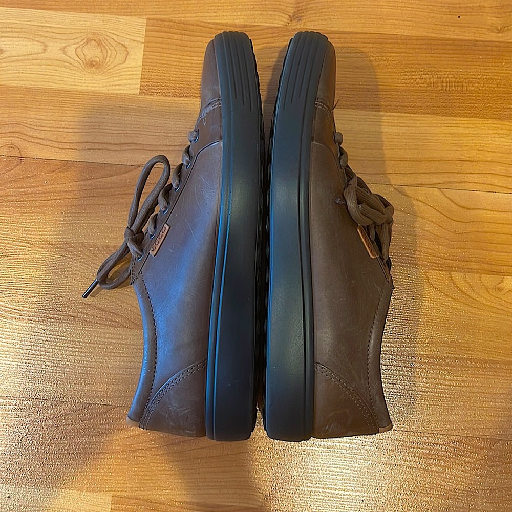 Ecco size 9 super comfortable sneakers. Brown in color. - Picture 4 of 4